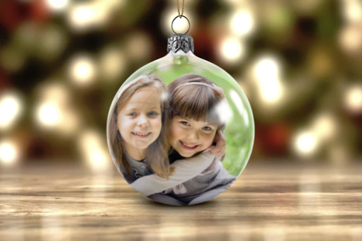 Personalized Christmas ornaments: A winning holiday product to feature on your eCommerce with Mediaclip￼